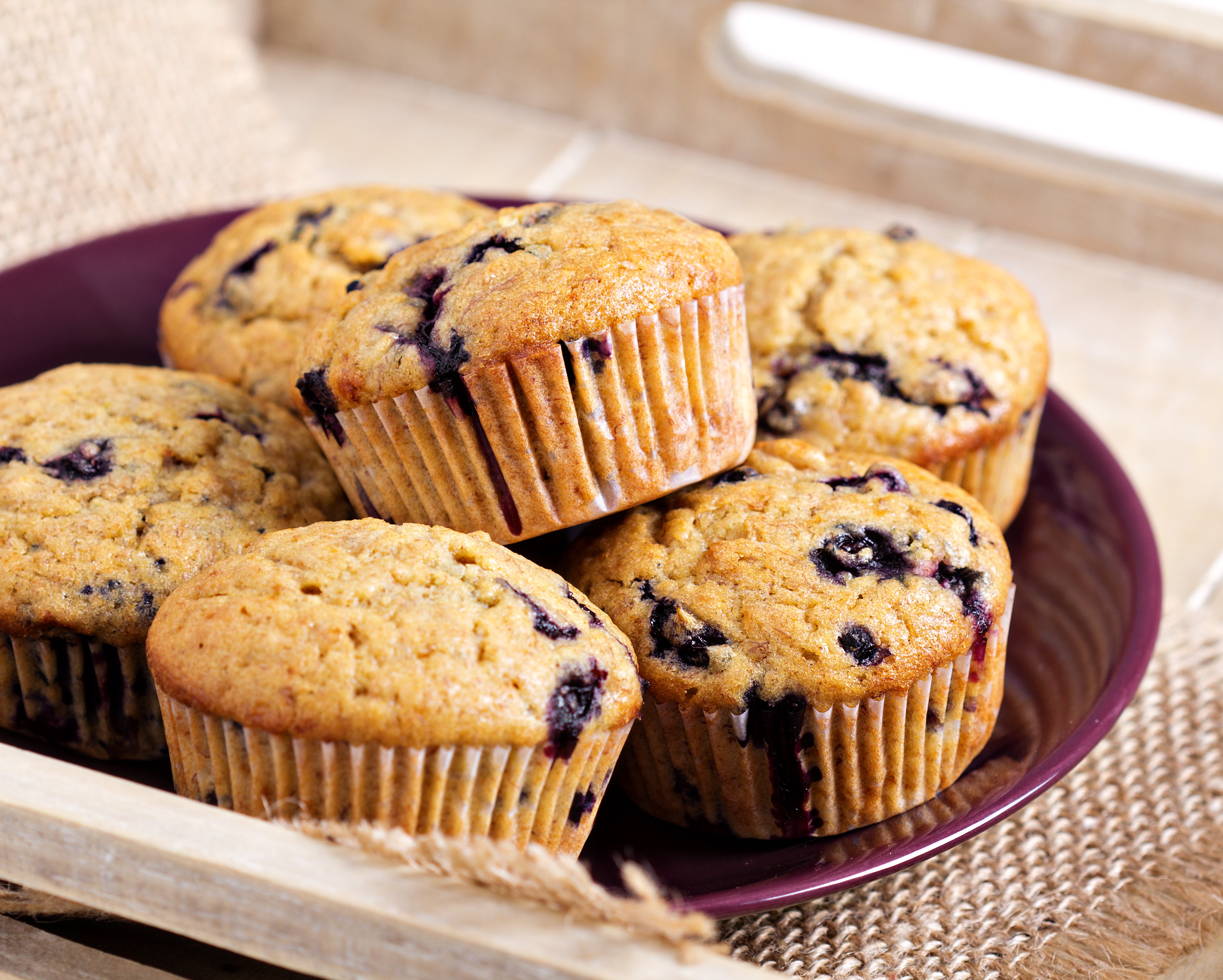 Muffins con proteína, plátano y arándanos